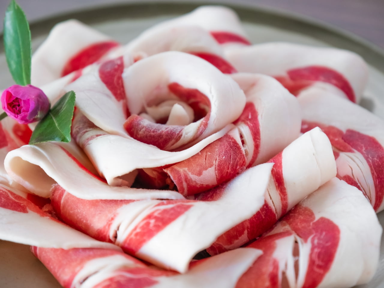 地元産の猪肉を使用