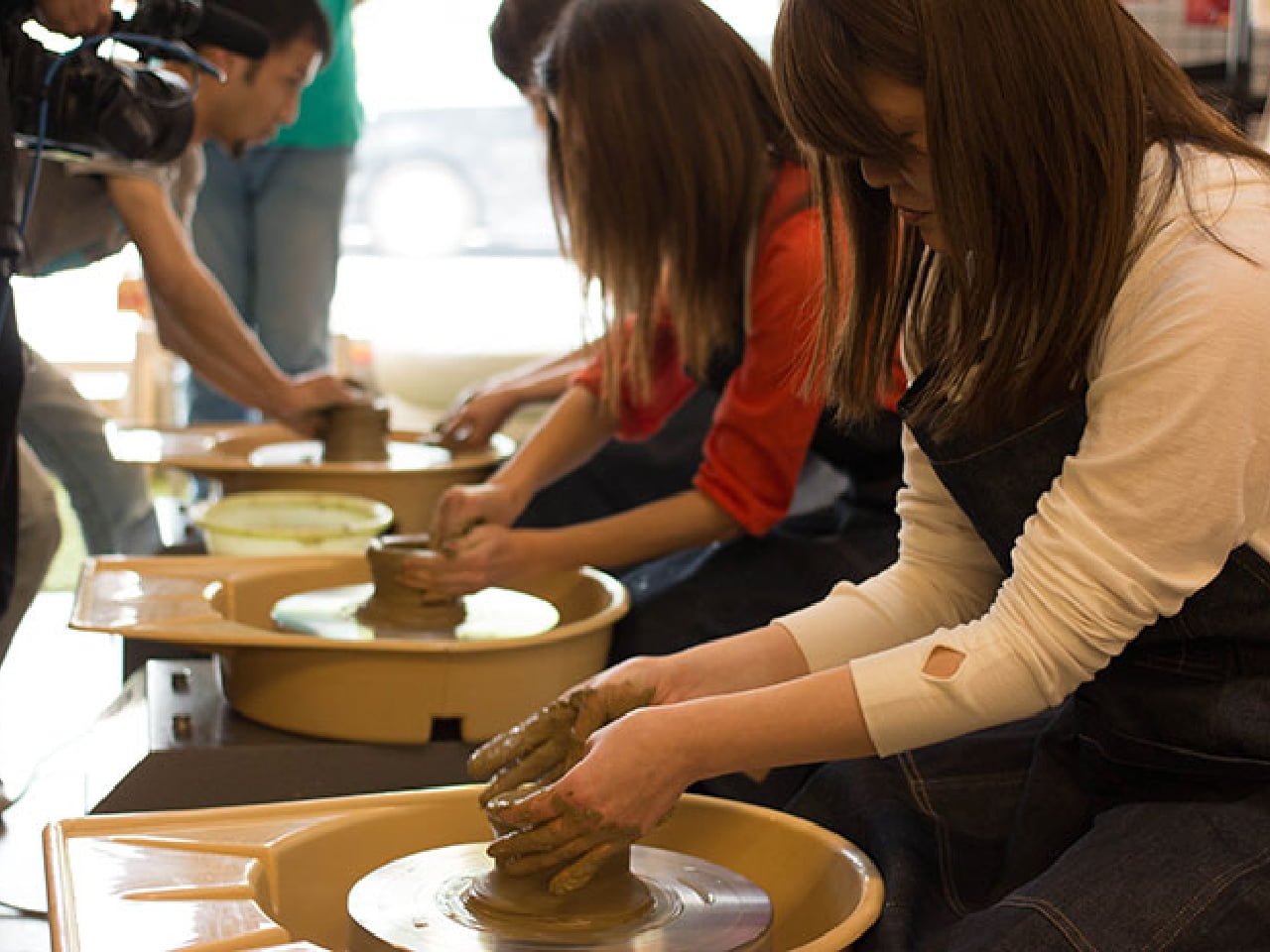 立杭焼きの窯元の職人が親切に指導