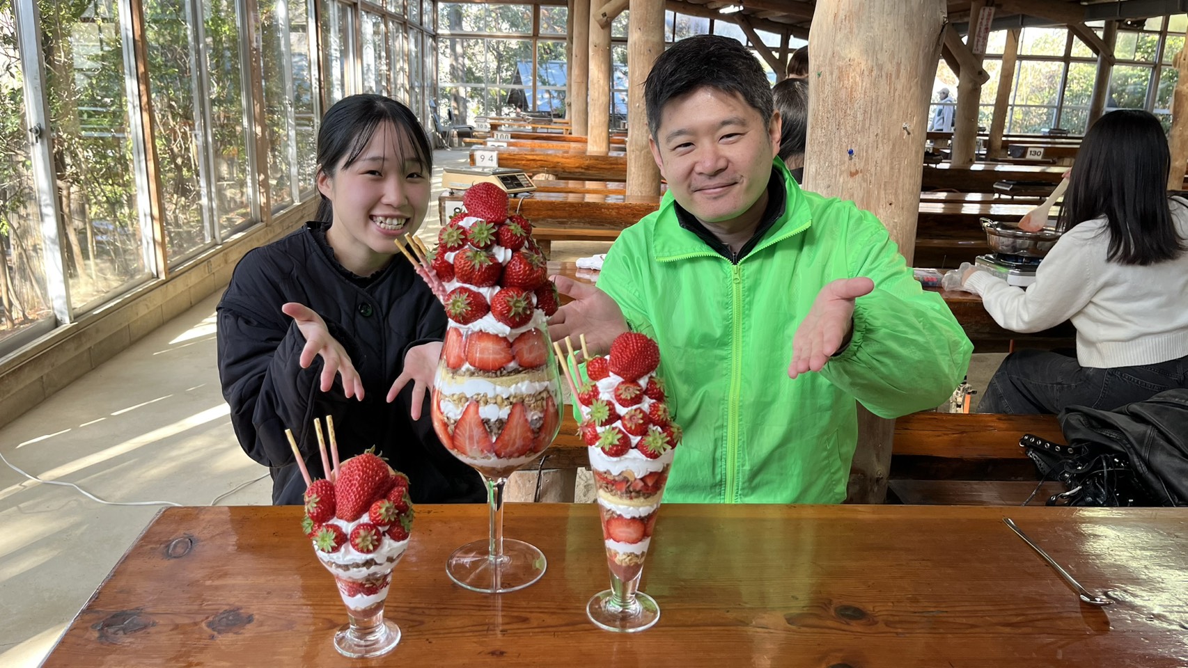 【新登場】三田いちごが山盛り！高さ44センチ・重量1.5キロオーバー特大いちごパフェ🍓