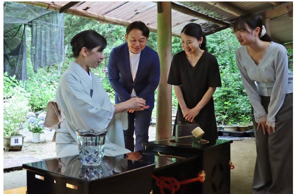 里山の青空の下で楽しむ「野点（のだて）茶道」と、もぎたて原木椎茸の食育体験